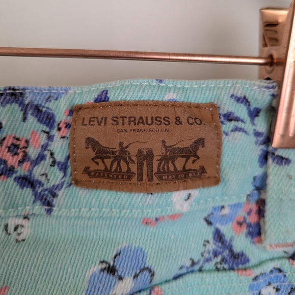 Levi's Denim Floral Shorty Shorts - Picture 3 of 3